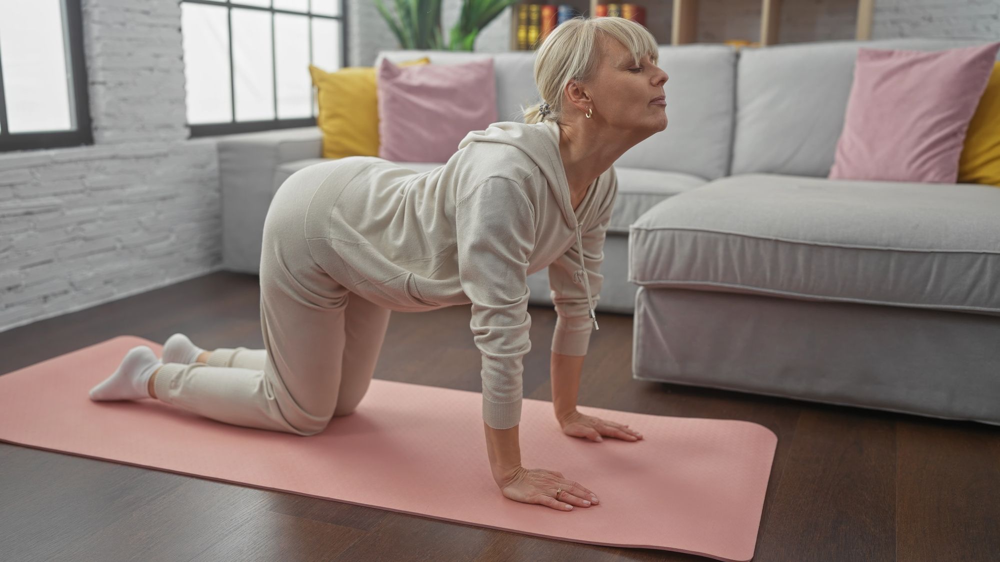 утренняя растяжка женщины 50+